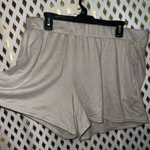 Maurice‘s beige comfy shorts size XL